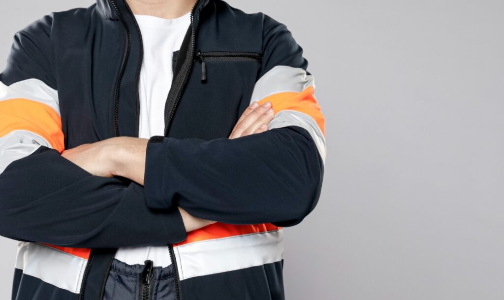 Podkreślanie znaczenia elementów odblaskowych dla bezpieczeństwa na drogach w sezonie jesienno-zimowym