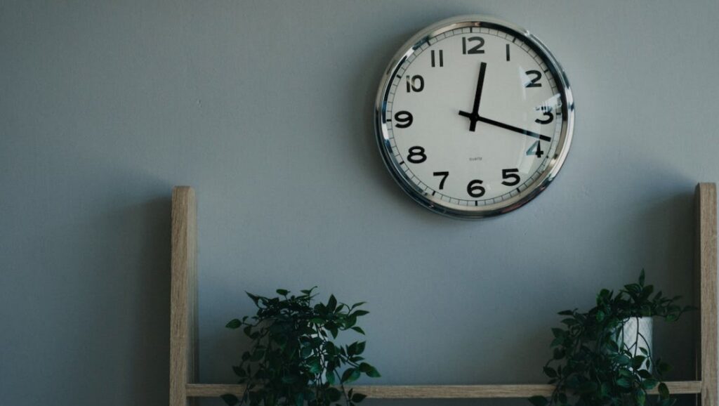 Podróże w czasie: Przejście na czas zimowy i jego wpływ na życie miasta