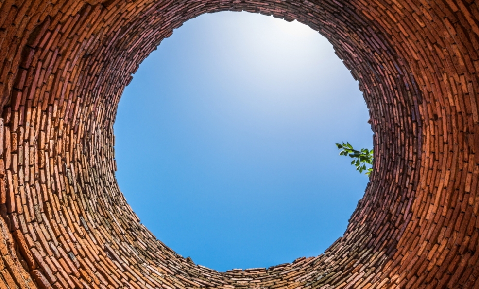 Nowoczesny wygląd oligoceńskiej studni i punktu poboru wody "Grzybek"