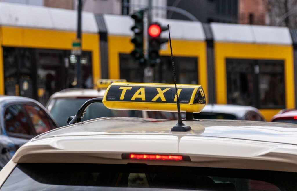 Zwiększenie bezpieczeństwa przewozów osób – nowa inicjatywa stołecznej policji