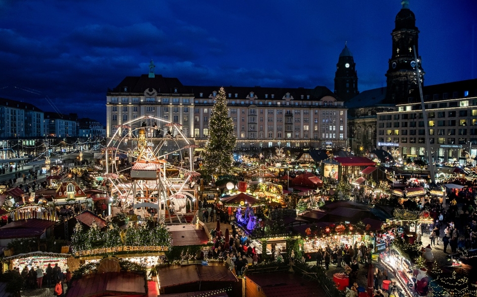 Rozświetlona stolica: iluminacje świąteczne w warszawskim Starym Mieście oddają ducha lat 50. i 60.