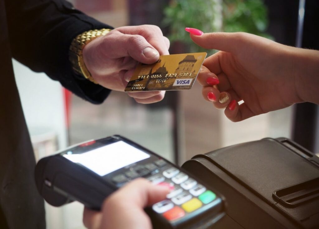 Porady dotyczące bezpieczeństwa podczas świątecznej gorączki zakupów