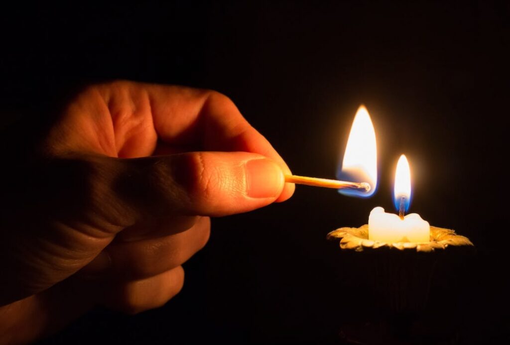 Harcerze Hufca Warszawa Ursus-Włochy przekazują Betlejemskie Światło Pokoju lokalnym władzom