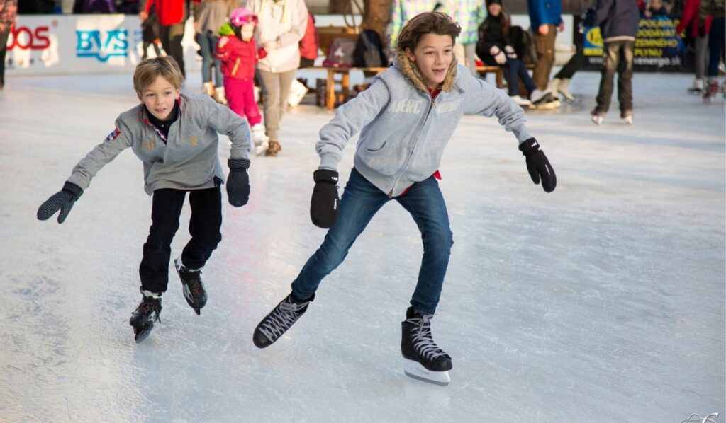 Radosna wiadomość dla miłośników zimowych sportów: otwarcie lodowiska przy Sosnkowskiego 10!
