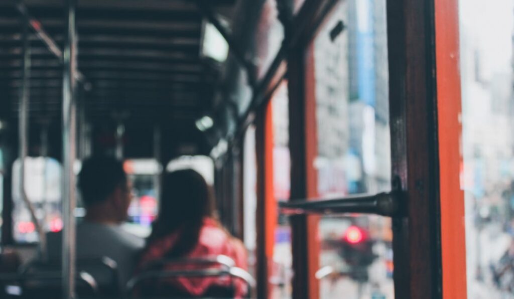 Stoliczna flota elektryczna wzrasta o niskopodłogowe przegubowce obsługujące centralne obszary miasta