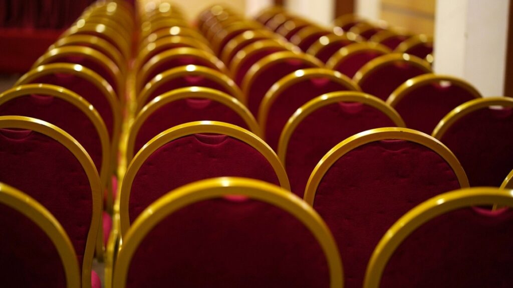 Zarząd dzielnicy Ursus w Warszawie odwiedza lokalne szkoły w oczekiwaniu na Święta Bożego Narodzenia