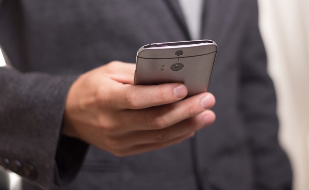 Płatności za parkowanie w Warszawie przechodzą do sfery cyfrowej. Czy to koniec parkomatów?