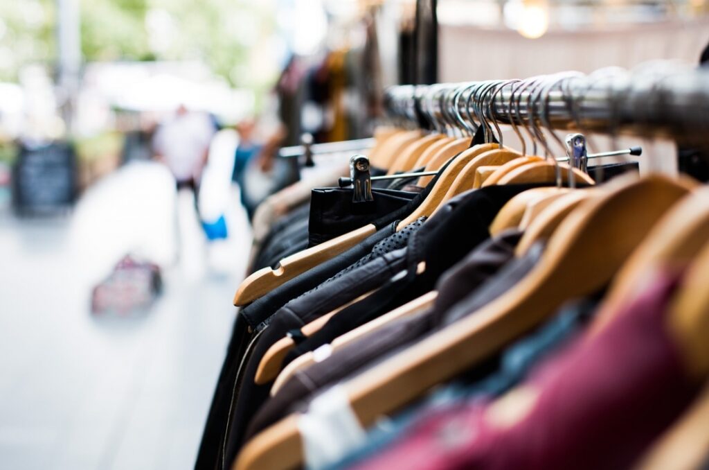 Kolejne zatrzymanie na targowisku w Warszawie: 65-latka handlowała podrobionymi ubraniami i nielegalnymi papierosami