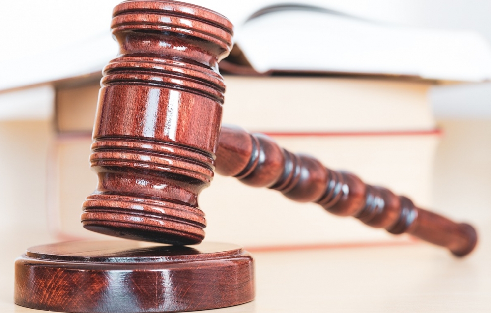 Pracownica z Warszawy ukradła brylanty i złoto o wartości 600 tysięcy złotych, a pieniądze przegrała na hazardzie