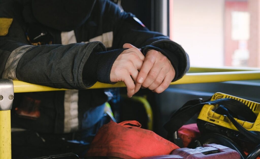 Ciąg budynków jednorodzinnych w Konstancinie-Jeziornie strawiony przez ogień – trudności z gaszeniem