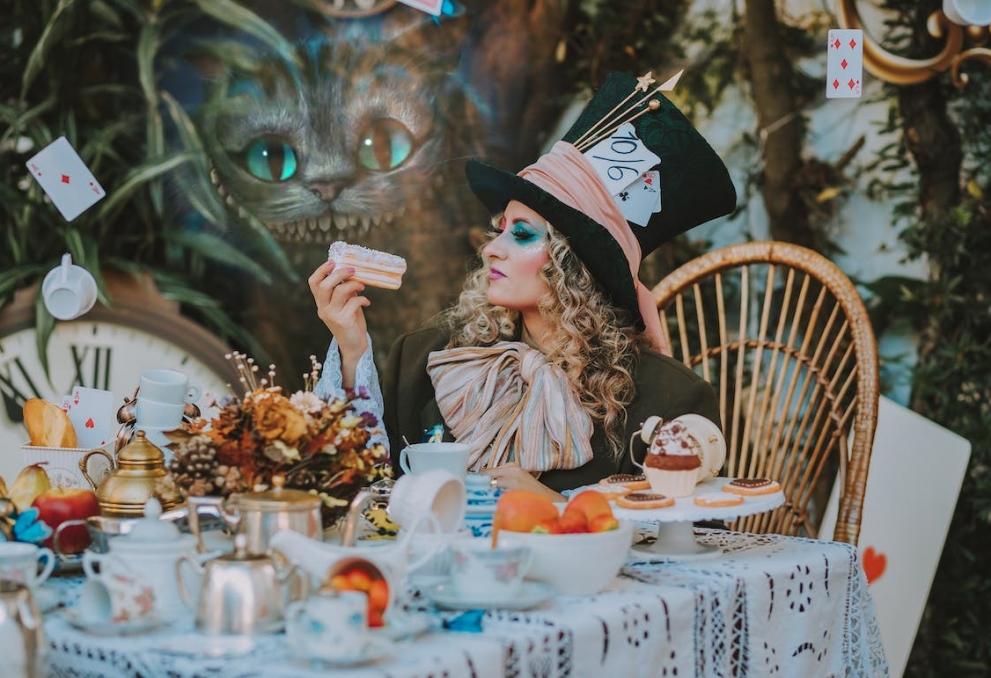 Finisz warszawskiej inicjatywy "Zima w Mieście" 2024 z pokazem "Alicja w klasie czarów" opartym na dziele Lewisa Carrolla