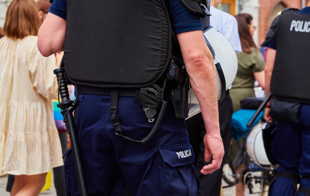 Służba honoru: szesnastu nowych policjantów złożyło ślubowanie w Komendzie Stołecznej Policji