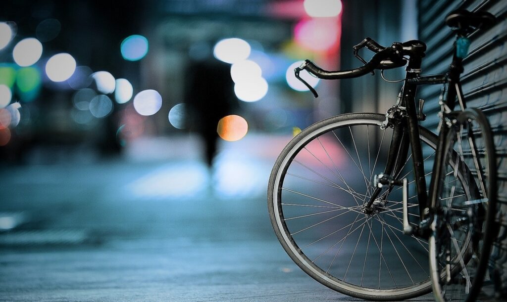 Szukany przez policję złodziej roweru zarejestrowany na kamerach monitoringu