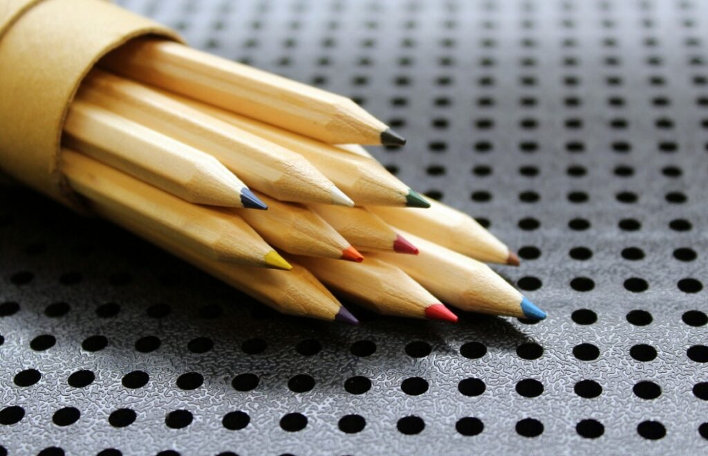 Warsztaty plastyczne dla dzieci w wieku 8-10 lat w Publicznej Bibliotece w dzielnicy Gołąbki