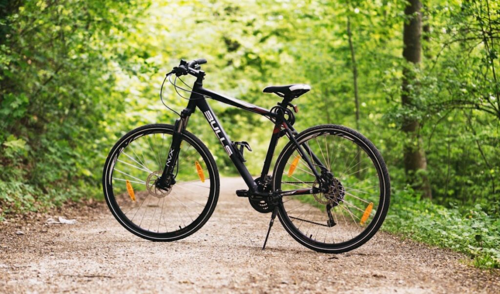 Poszukiwanie właściciela odzyskanego roweru przez funkcjonariuszy Komendy Rejonowej Policji Warszawa III