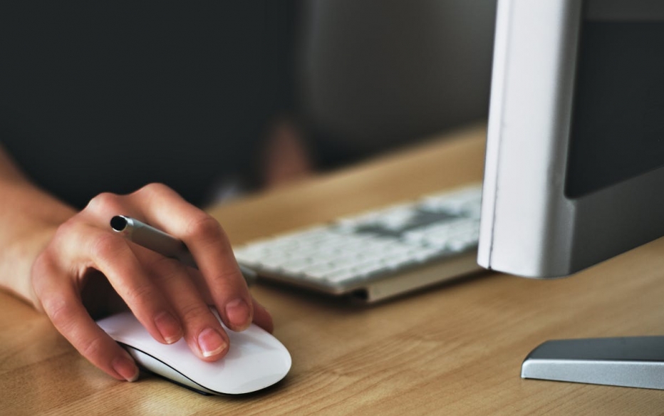 Warszawski Zarząd Dróg Miejskich i urzędnicy przekazują teren na skrzyżowaniu K. Gierdziejewskiego i Posag 7 Panien wykonawcy robót