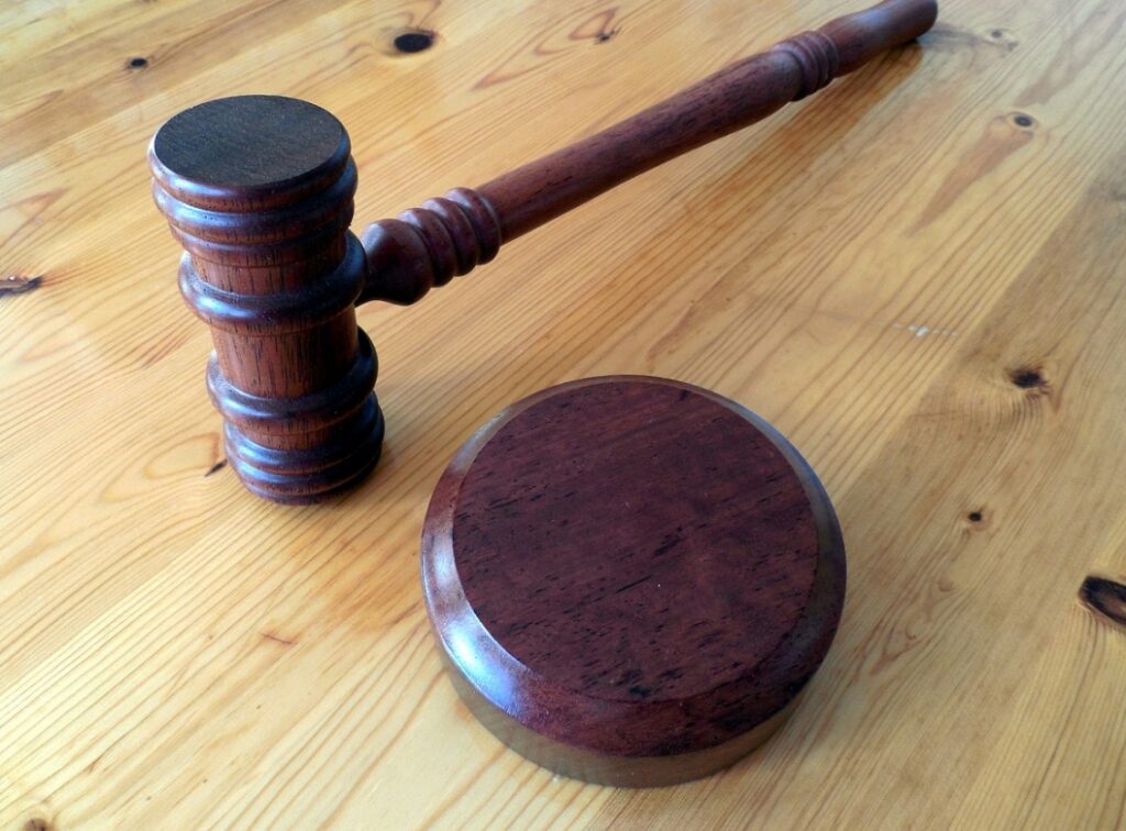 Operacja drogowa w Ochocie prowadzi do aresztowania i zarzutów przeciwdziałania narkotykowemu przestępstwu dla dwóch młodych osób