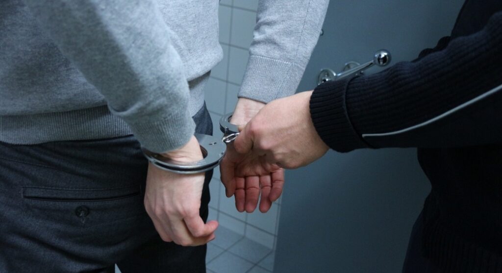 Policjanci z Warszawskiego Ursusa złapali mężczyznę poszukiwanego pięcioma listami gończymi