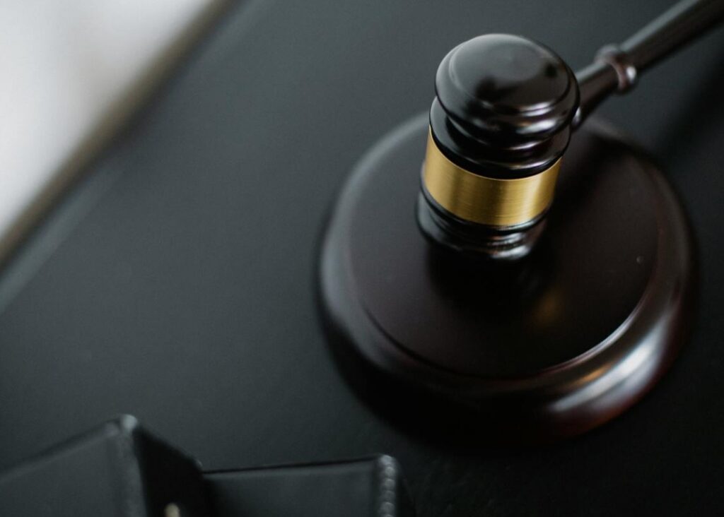 18-letni mieszkaniec powiatu grodziskiego stanie przed sądem za przestępstwa przeciwko rodzinie