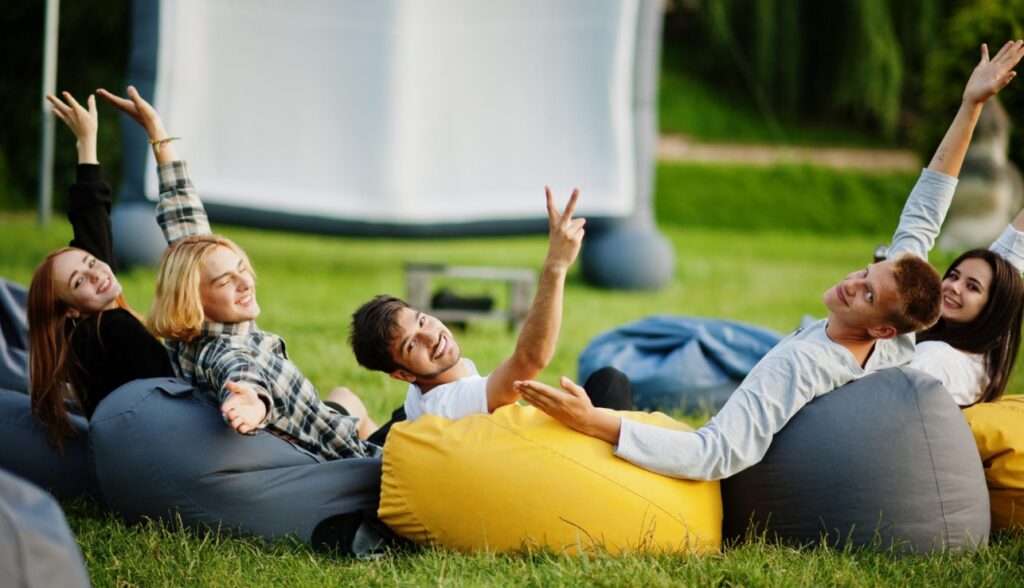 Imprezowanie ze zdrowiem psychicznym na terenie szkoły przy ul. Dzieci Warszawy 42