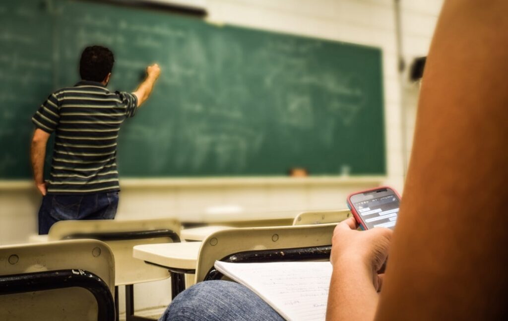 Działania edukacyjno-profilaktyczne na warszawskiej Ochocie: Policja dociera do ponad 300 uczniów