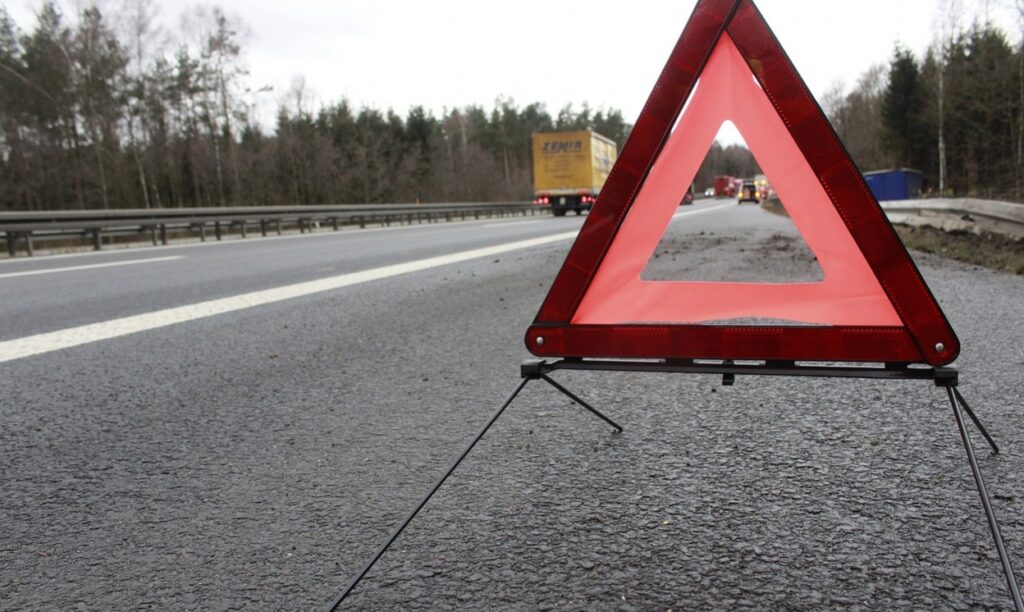 Sierżant Patryk Bziuk z KRP Warszawa III udzielił pomocy poszkodowanemu w groźnym wypadku drogowym