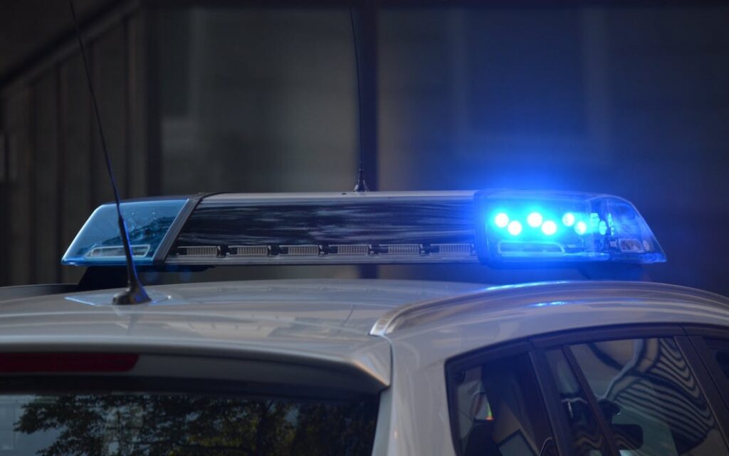 Sierżant sztabowy Robert Żywica z Komendy Rejonowej Policji Warszawa III interweniując poza służbą, staje się przykładem profesjonalizmu w środowisku policyjnym