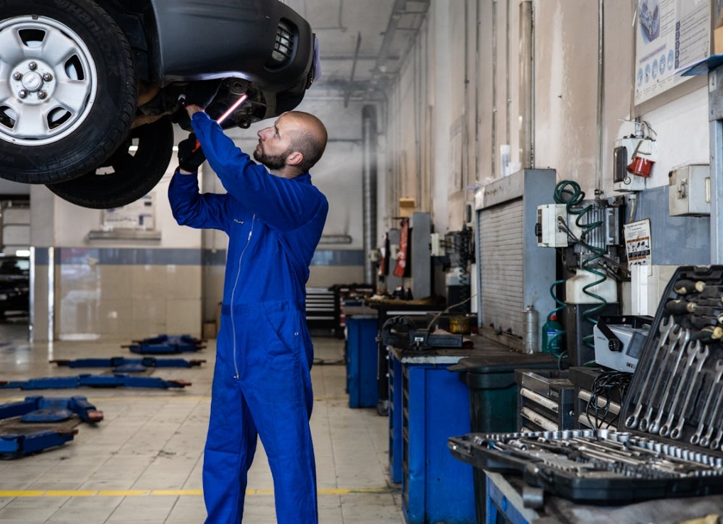 Uratowani przez funkcjonariuszy – kobieta docenia szybką i skuteczną pomoc policji w czasie awarii samochodu