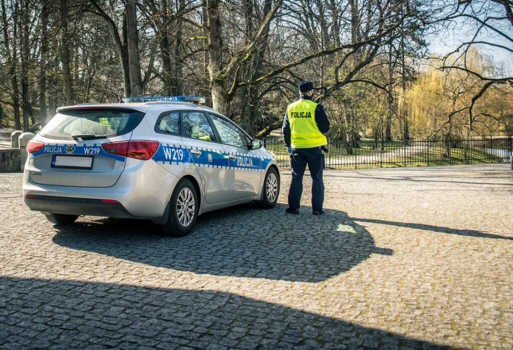 Wakacyjne działania warszawskich policjantów mają na celu poprawę bezpieczeństwa dzieci i młodzieży