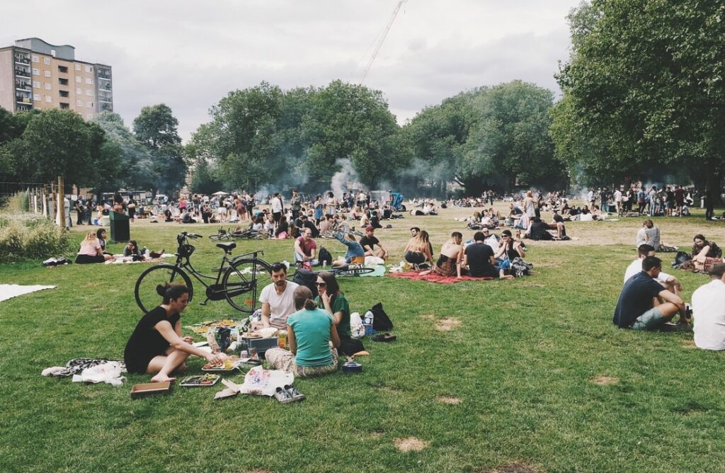 Ursus serwuje atrakcje na najbliższy weekend – kino plenerowe, piknik rodzinny i wieczory muzyczne