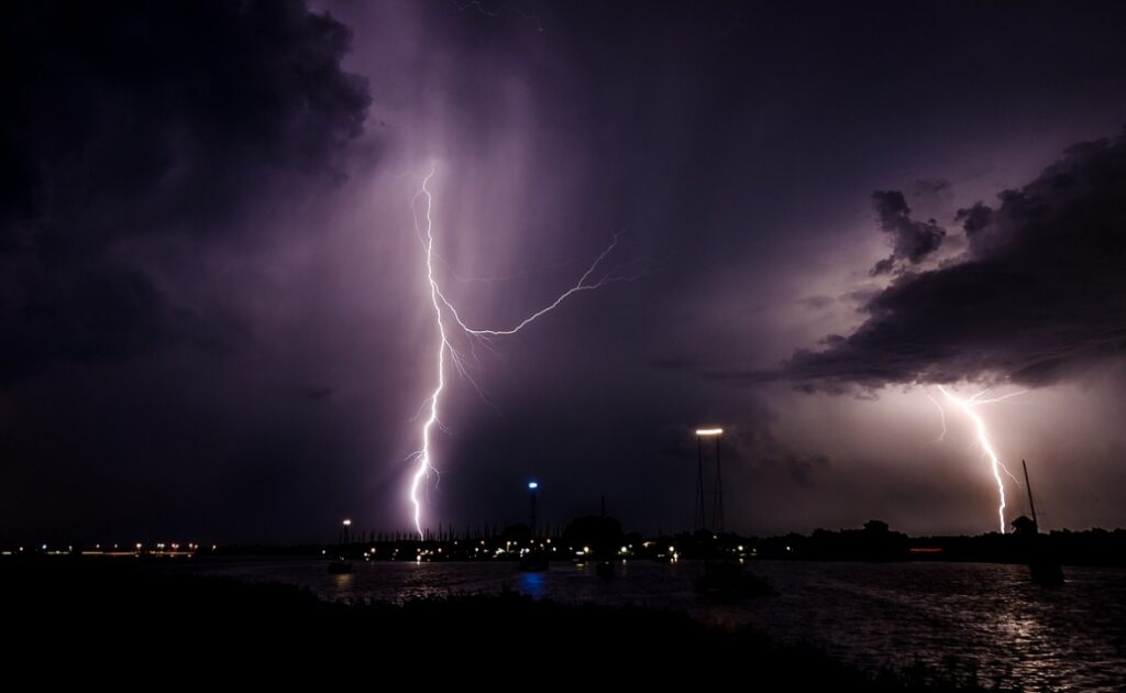 Aktywność burzowa w Warszawie tworzy niebezpieczne warunki, silne wiatry i ulewy powodują szkody