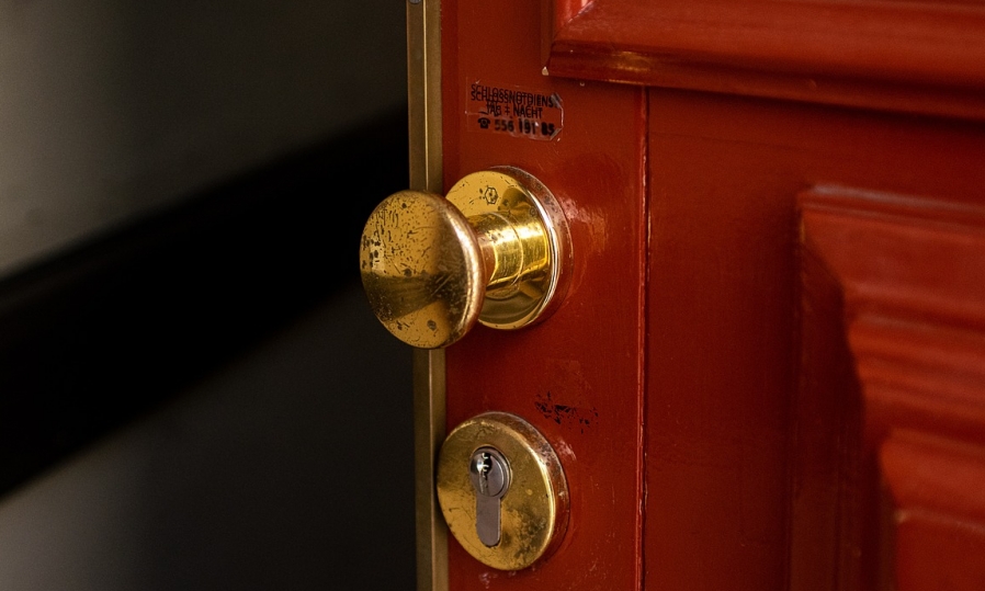 Porady ekspertów: Jak skutecznie chronić swój dom lub mieszkanie przed włamaniami?