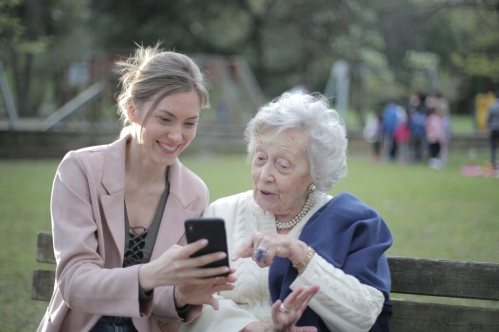Stanowczy opór wobec oszustw skierowanych na seniorów – praktyczne wskazówki