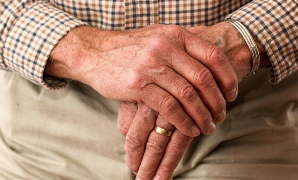 Bezustannie rosnąca liczba oszustw na seniorach – jak uniknąć nieszczęścia?