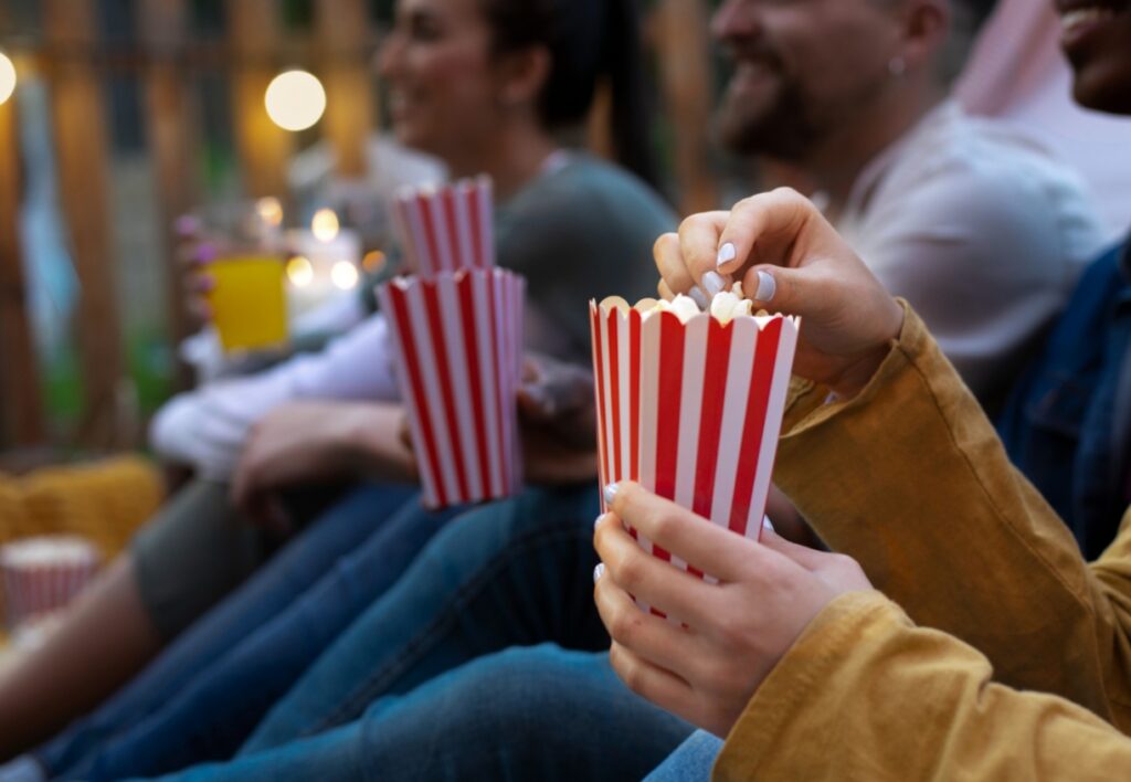 Ekscytujące atrakcje na zbliżający się weekend: Filmy pod gołym niebem i piknik pełen kultury i sztuki