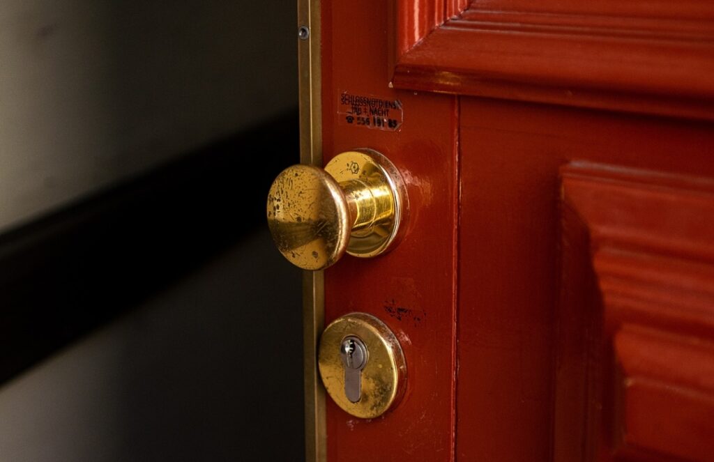 Kradzież i włamanie – jak skutecznie zabezpieczyć dom lub mieszkanie?