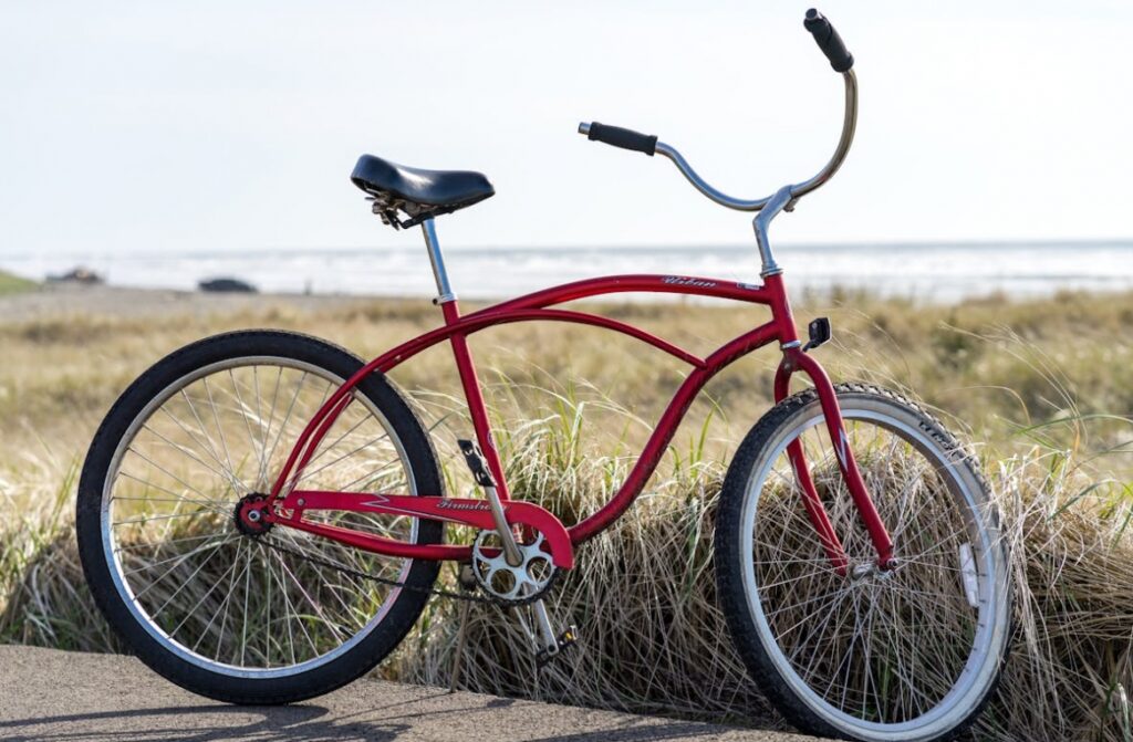 Odświeżone, automatyczne punkty serwisowe dla rowerów zainstalowane w sąsiedztwie dwóch ursynowskich szkół podstawowych