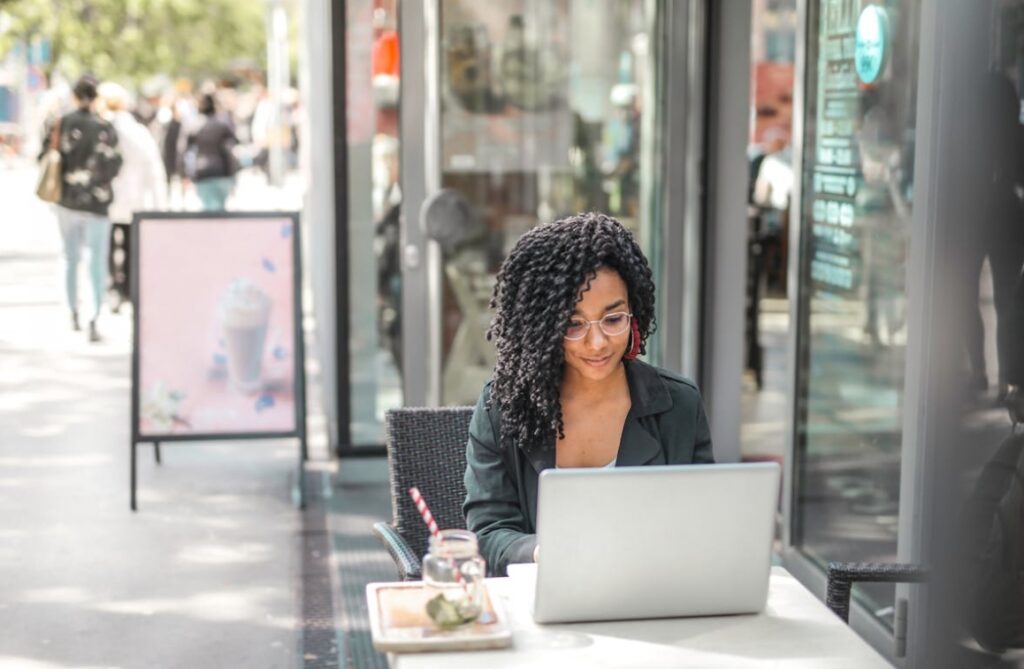 Warszawska inicjatywa obywatelska: montaż zewnętrznego oświetlenia przy alejce boiska OSiR