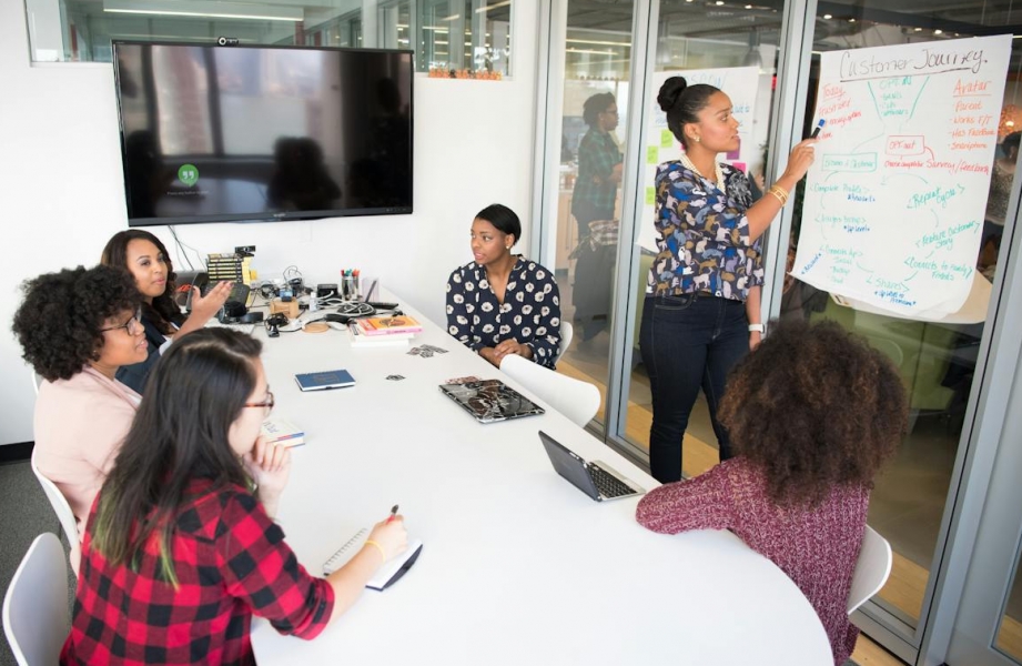 Warszawa wprowadza innowacyjny system rezerwacji urzędowych spotkań dzięki aplikacji Warszawa 19115