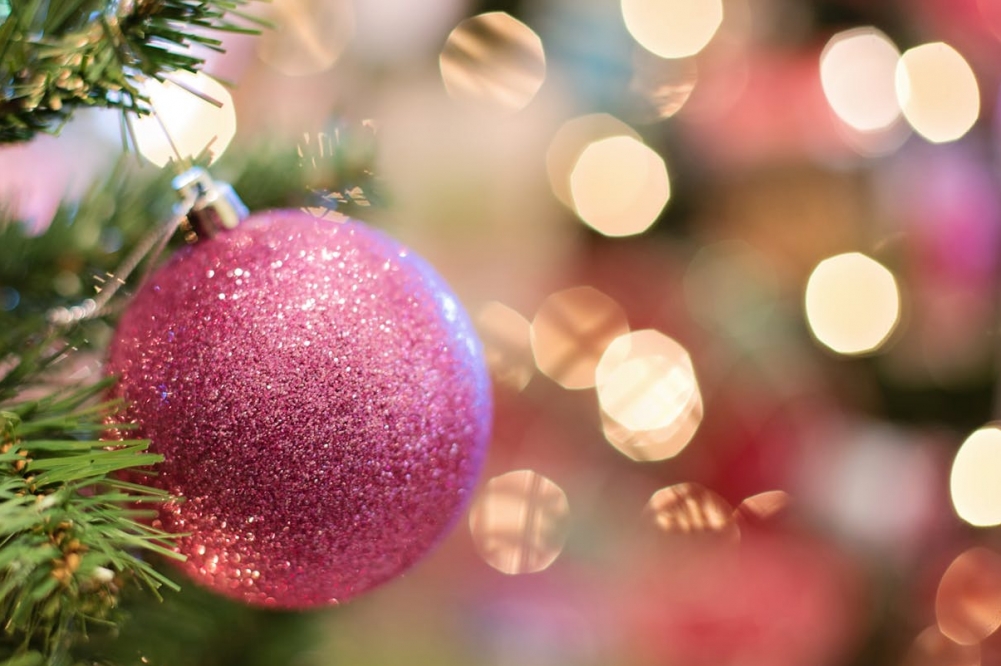 Anna Lewandowska, zastępczyni burmistrza, bierze udział w świątecznych wydarzeniach szkolnych w SP 360 i SP 383