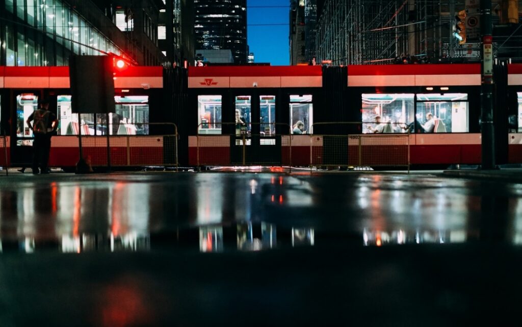 Modernizacja infrastruktury na trasie tramwajowej do Wilanowa przynosi ulgi dla kierowców