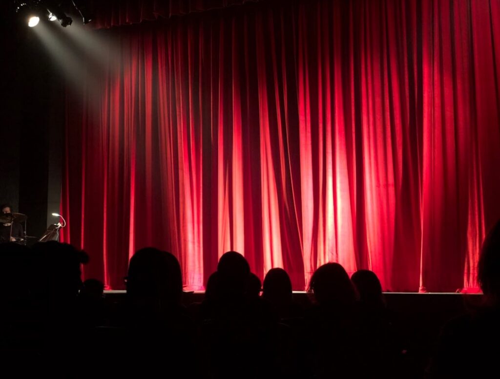 Niezapomniane wydarzenie w EkoParku – "Kolaż Bożonarodzeniowy": połączenie teatru i ognia