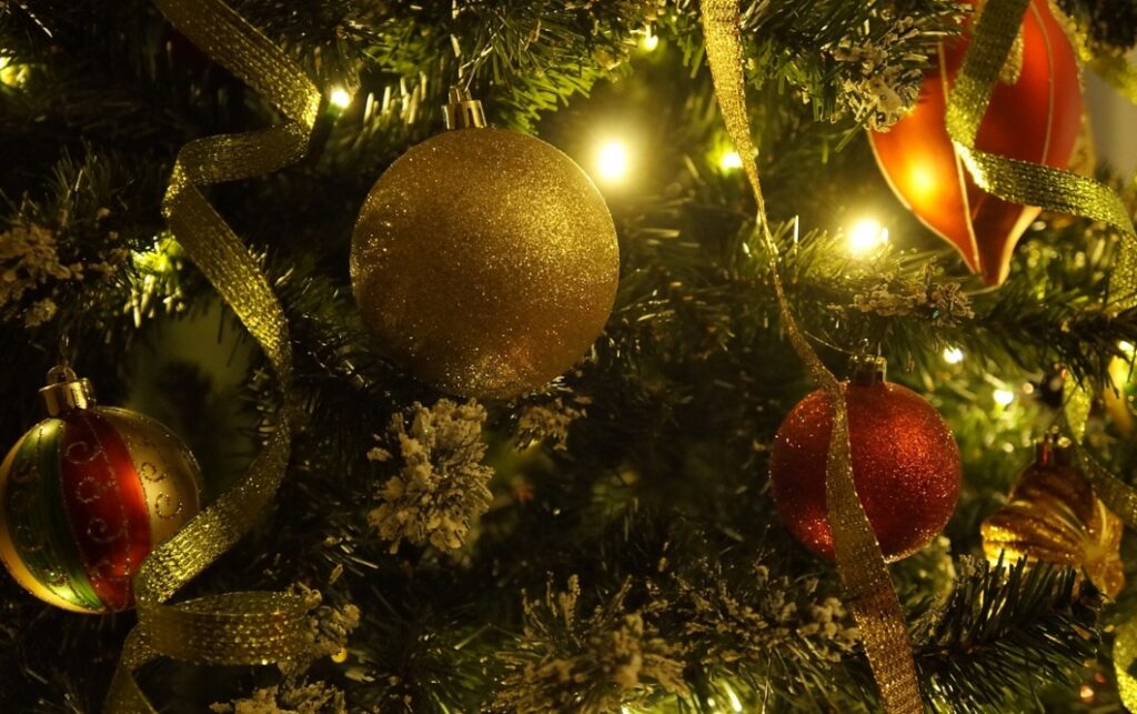 Świąteczny nastrój zapanował w Warszawie: monumentalna choinka i iluminacje czekają na odsłonięcie