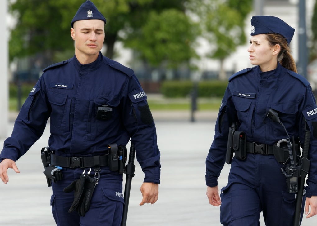 Zatrzymany przez funkcjonariuszy ochockiej komendy odpowie za dewastację mienia