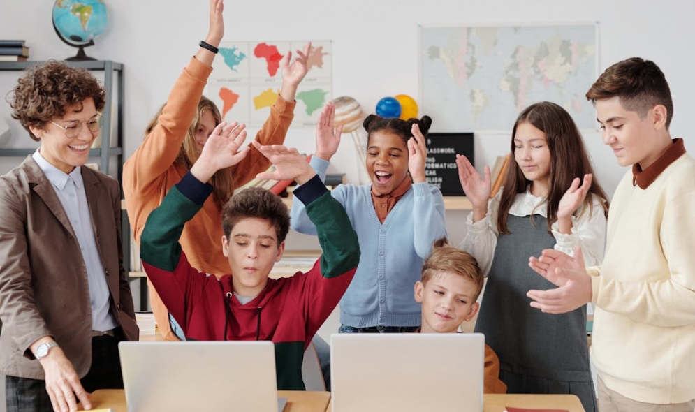 Funkcjonariuszki policji edukują dzieci w zakresie przeciwdziałania przemocy na spotkaniu profilaktycznym w SP nr 51