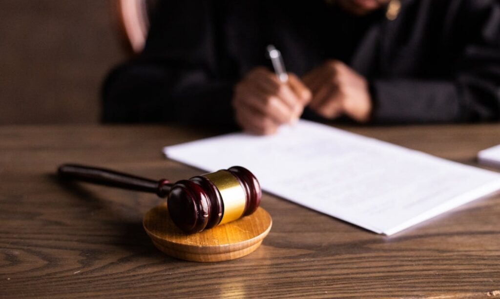 Kara do 5 lat pozbawienia wolności grozi 27-latkowi za zniszczenie mienia na warszawskim osiedlu