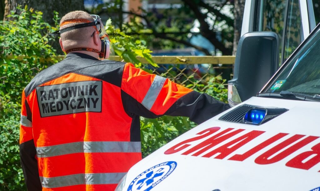 Agresywny pacjent zaatakował ratownika medycznego na Ochocie – interweniowała policja