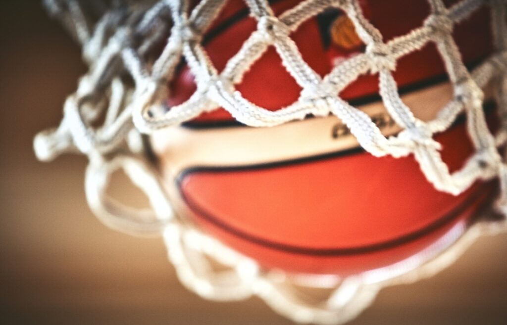 Zmagania na koszykarskim parkiecie – eliminacje dzielnicowe zakończone w Szkole Podstawowej nr 360 w Warszawie