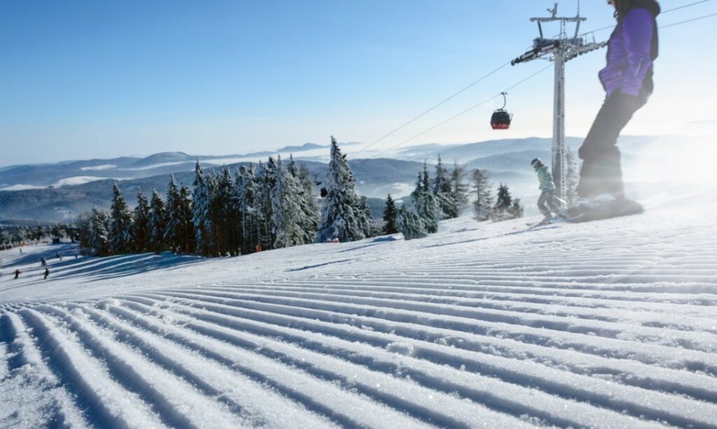 Warszawski stok narciarski na Ochocie miejsce edukacji o bezpiecznym zimowym wypoczynku