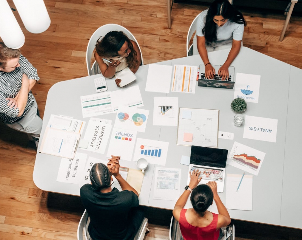 Przywracanie zieleni miejskiej w Ursusie: przekształcenie terenu po kiosku na ulicy Obrońców Helu 3